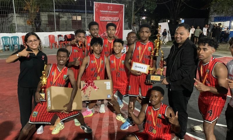 Ketua DPC PDI Perjuangan Kabupaten Mimika, Adrian Andhika Thie mewakili Gubernur Papua Tengah, Meki Fritz Nawipa, menyerahkan piala kepada juara Banteng CUP 2025, SMA Campuran, di lapangan Perbasi Kabupaten Mimika, Minggu malam 23 November 2025. (Foto: Galeri Papua/Ahmad)