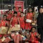Ketua DPC PDI Perjuangan Kabupaten Mimika, Adrian Andhika Thie mewakili Gubernur Papua Tengah, Meki Fritz Nawipa, menyerahkan piala kepada juara Banteng CUP 2025, SMA Campuran, di lapangan Perbasi Kabupaten Mimika, Minggu malam 23 November 2025. (Foto: Galeri Papua/Ahmad)