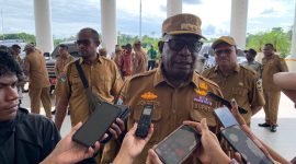 Bupati Mimika, Johannes Rettob saat ditemui awak media, Senin (24/11/2025). (Foto: Galeri Papua/Ahmad)