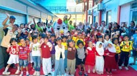 Foto bersama Pijar Mimika dengan anak-anak TK yang megikuti lomba mewarnai. (Foto: Istimewa/Pijar Mimika)