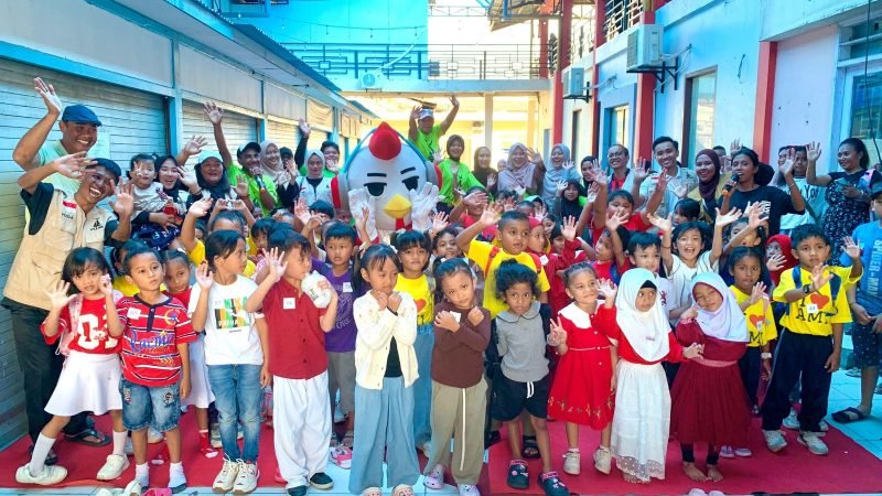Foto bersama Pijar Mimika dengan anak-anak TK yang megikuti lomba mewarnai. (Foto: Istimewa/Pijar Mimika)