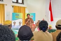 Ketua Dekranasda Kabupaten Deiyai, Fransina Rumbiak Mote, membawakan sambutan sekaligus membuka acara penjurian Sayembara Desain Batik Suku Mee dalam rangka memeriahkan HUT Kabupaten Deiyai, Selasa (25/11/2025). (Foto: Galeri Papua/Endy Langobelen)