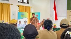 Ketua Dekranasda Kabupaten Deiyai, Fransina Rumbiak Mote, membawakan sambutan sekaligus membuka acara penjurian Sayembara Desain Batik Suku Mee dalam rangka memeriahkan HUT Kabupaten Deiyai, Selasa (25/11/2025). (Foto: Galeri Papua/Endy Langobelen)
