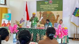 Budayawan Papua sekaligus akademisi, Titus Pekei, mengumumkan ketiga juara sayembara batik khas Suku Mee berdasarkan hasil penilaian juri. (Foto: Galeri Papua/Endy Langobelen)