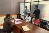  Proses pelimpahan tersangka dan barang bukti kasus pencurian dengan pemberatan (Curat) yang terjadi di toko Karunia Papua abadi Jalan Yos Sudarso, Kelurahan Koperapoka, Distrik Mimika Baru, Mimika, Senin (24/11/2025). (Foto: Istimewa/Dok. Polsek Miru)