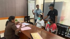  Proses pelimpahan tersangka dan barang bukti kasus pencurian dengan pemberatan (Curat) yang terjadi di toko Karunia Papua abadi Jalan Yos Sudarso, Kelurahan Koperapoka, Distrik Mimika Baru, Mimika, Senin (24/11/2025). (Foto: Istimewa/Dok. Polsek Miru)