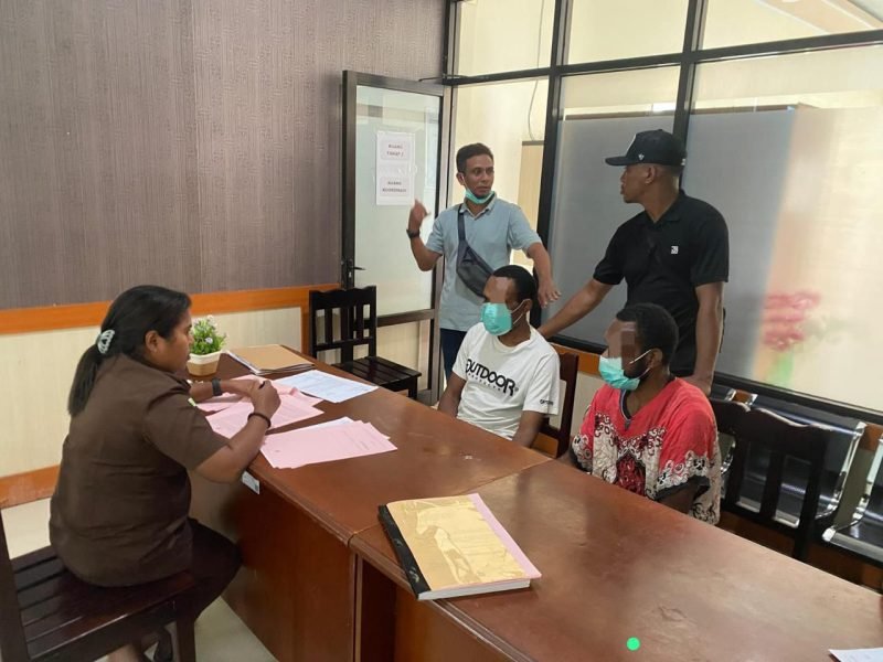  Proses pelimpahan tersangka dan barang bukti kasus pencurian dengan pemberatan (Curat) yang terjadi di toko Karunia Papua abadi Jalan Yos Sudarso, Kelurahan Koperapoka, Distrik Mimika Baru, Mimika, Senin (24/11/2025). (Foto: Istimewa/Dok. Polsek Miru)