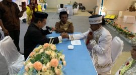 Sepasang calon suami istri hendak menjalani ijab kabul dalam penyelenggaraan nikah massal di Gedung Tongkonan Timika, Selasa, Selasa (25/11/2025). (Foto: Galeri Papua/Ahmad)
