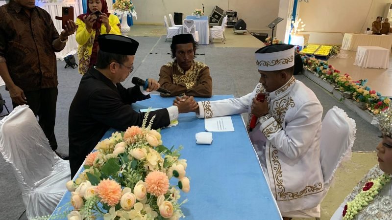 Sepasang calon suami istri hendak menjalani ijab kabul dalam penyelenggaraan nikah massal di Gedung Tongkonan Timika, Selasa, Selasa (25/11/2025). (Foto: Galeri Papua/Ahmad)