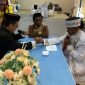 Sepasang calon suami istri hendak menjalani ijab kabul dalam penyelenggaraan nikah massal di Gedung Tongkonan Timika, Selasa, Selasa (25/11/2025). (Foto: Galeri Papua/Ahmad)