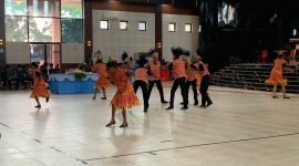 Salah satu kelompok peserta yang tampil mempersembahkan Tarian Seka Kamoro pada ajang Timika Art Creation Festival di Graha Eme Neme Yauware, Selasa (25/11/2025). (Foto: Galeri Papua/Ahmad)