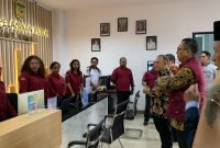 Kunjungan rombongan Asisten Deputi Bidang Pelayanan Publik Kementerian Pendayagunaan Aparatur Sipil Negara dan Reformasi Birokrasi (KemenPAN-RB) di salah satu loket pelayanan di MPP Kabupaten Mimika, Rabu (26/11/2025). (Foto: Galeri Papua/Ahmad)