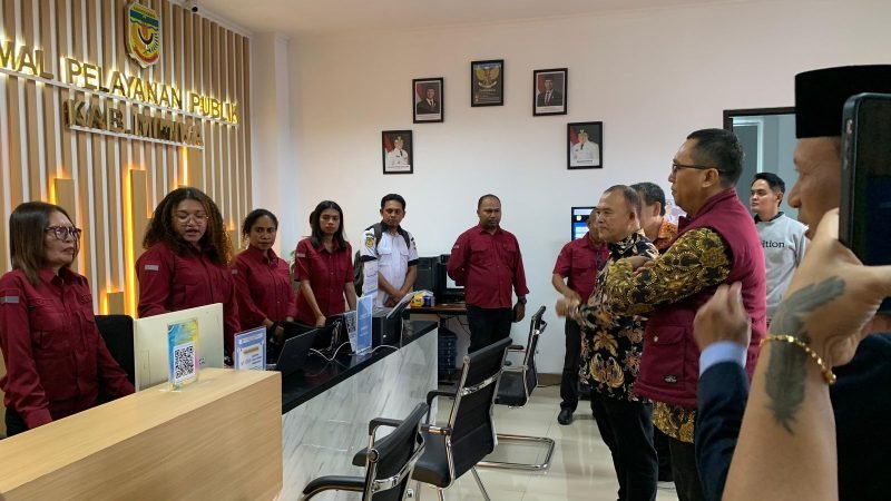 Kunjungan rombongan Asisten Deputi Bidang Pelayanan Publik Kementerian Pendayagunaan Aparatur Sipil Negara dan Reformasi Birokrasi (KemenPAN-RB) di salah satu loket pelayanan di MPP Kabupaten Mimika, Rabu (26/11/2025). (Foto: Galeri Papua/Ahmad)
