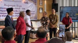 Penyerahan fisilk Surat Izin Praktek (SIP) oleh Asdep Bidang Pelayanan Publik KemenPAN-RB, Yanuar Ahmad kepada Agustinus Marten Mote di MPP Kabupaten Mimika, Rabu (26/11/2025). (Foto: Galeri Papua/Ahmad).