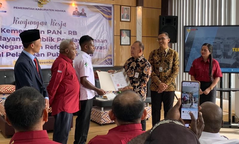 Penyerahan fisilk Surat Izin Praktek (SIP) oleh Asdep Bidang Pelayanan Publik KemenPAN-RB, Yanuar Ahmad kepada Agustinus Marten Mote di MPP Kabupaten Mimika, Rabu (26/11/2025). (Foto: Galeri Papua/Ahmad).