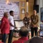 Penyerahan fisilk Surat Izin Praktek (SIP) oleh Asdep Bidang Pelayanan Publik KemenPAN-RB, Yanuar Ahmad kepada Agustinus Marten Mote di MPP Kabupaten Mimika, Rabu (26/11/2025). (Foto: Galeri Papua/Ahmad).