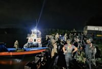Personel gabungan TNI Polri dalam apel siaga pengamanan di dermaga sebelum berangkat menuju Kapiraya, Kamis (27/11/2025) dini hari. (Foto: Istimewa/Humas Polres Mimika)