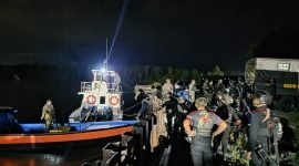 Personel gabungan TNI Polri dalam apel siaga pengamanan di dermaga sebelum berangkat menuju Kapiraya, Kamis (27/11/2025) dini hari. (Foto: Istimewa/Humas Polres Mimika)
