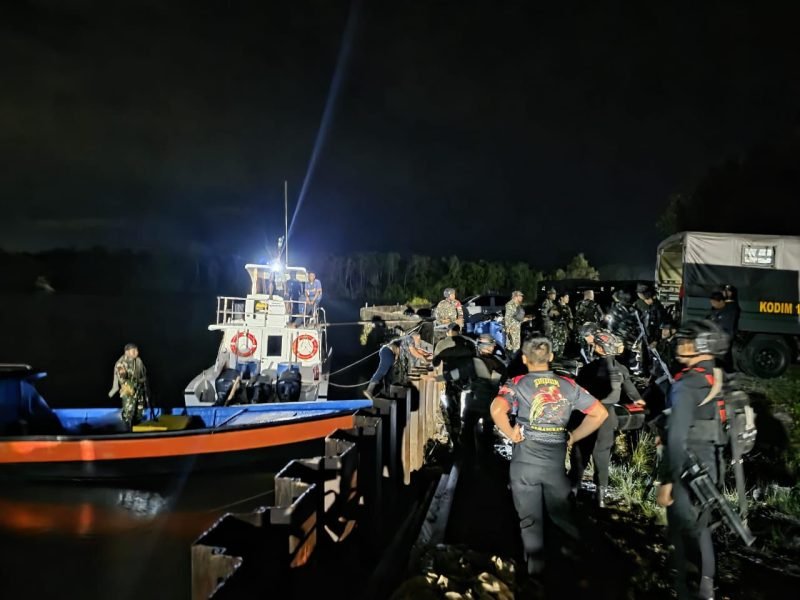 Personel gabungan TNI Polri dalam apel siaga pengamanan di dermaga sebelum berangkat menuju Kapiraya, Kamis (27/11/2025) dini hari. (Foto: Istimewa/Humas Polres Mimika)