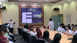 Direktur RSUD Mimika, Antonius Pasulu, saat memaparkan inovasi mutu pelayanan hingga keselamatan pasien kepada serveior, pada seremoni pembukaan Monitoring dan Evaluasi yang berlangsung di ruang rapat RSUD Mimika, Jumat (28/11/2025). (Foto: Galeri Papua/Ahmad)