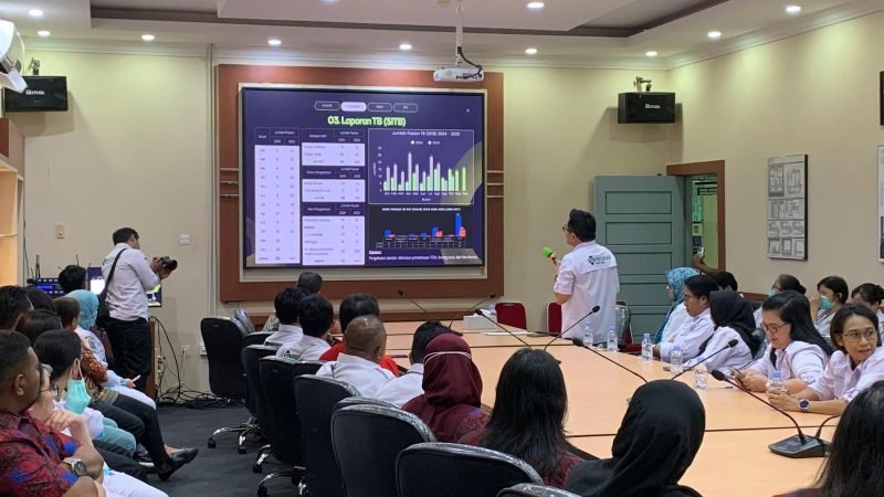Direktur RSUD Mimika, Antonius Pasulu, saat memaparkan inovasi mutu pelayanan hingga keselamatan pasien kepada serveior, pada seremoni pembukaan Monitoring dan Evaluasi yang berlangsung di ruang rapat RSUD Mimika, Jumat (28/11/2025). (Foto: Galeri Papua/Ahmad)