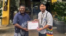 Kepala Dinas Koperasi dan UMKM Kabupaten Mimika, Samuel Yogi, menyerahkan sertifikat kepada Renso selaku Perwakilan Komunitas Timuka. (Foto: Istimewa)