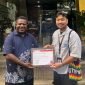 Kepala Dinas Koperasi dan UMKM Kabupaten Mimika, Samuel Yogi, menyerahkan sertifikat kepada Renso selaku Perwakilan Komunitas Timuka. (Foto: Istimewa)