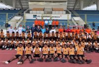 Program Coaching Course digelar untuk mengembangkan pelatih-pelatih muda Papua dan anak-anak PFA dengan memberi wawasan standar internasional, diikuti seluruh siswa dan manajemen pelatih. (Foto: Istimewa/Dok. PTFI)