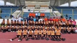 Program Coaching Course digelar untuk mengembangkan pelatih-pelatih muda Papua dan anak-anak PFA dengan memberi wawasan standar internasional, diikuti seluruh siswa dan manajemen pelatih. (Foto: Istimewa/Dok. PTFI)