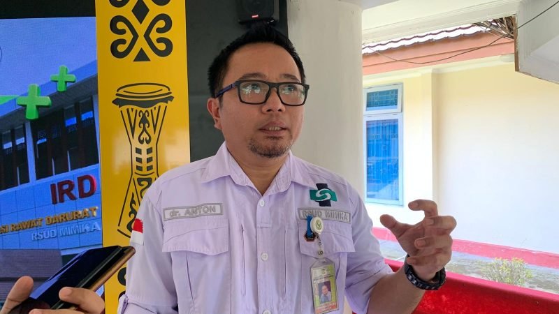 Direktur RSUD Mimika, dr. Antonius Pasulu. (Foto: Galeri Papua/Ahmad)

