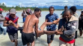Proses evakuasi jenazah seorang pria yang ditemukan di aliran sungai Mile 31 Mimika. (Foto: Istimewa)