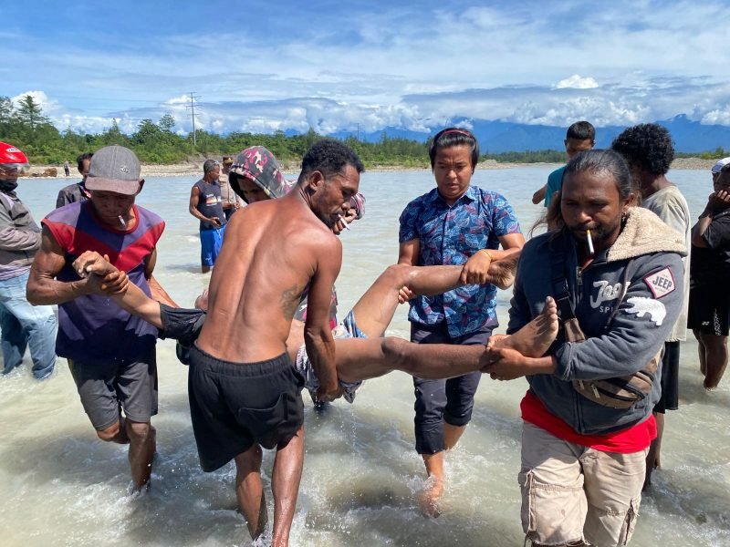 Proses evakuasi jenazah seorang pria yang ditemukan di aliran sungai Mile 31 Mimika. (Foto: Istimewa)