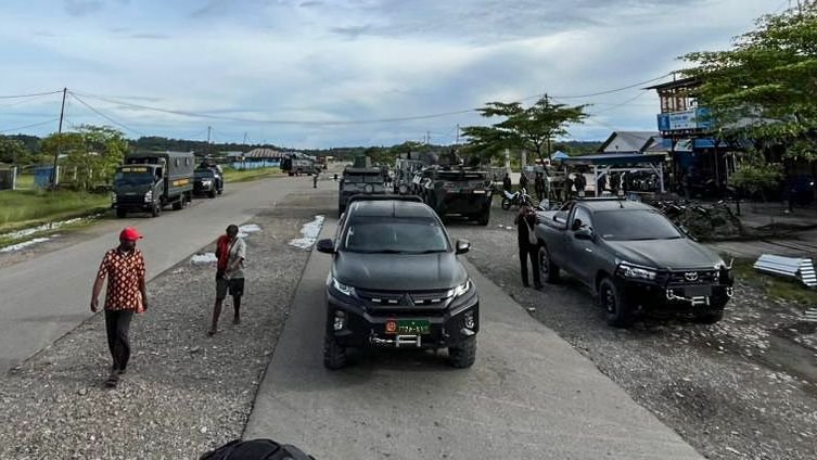 Aparat gabungan TNI-Polri melakukan patroli di Kota Kenyam, Kabupaten Nduga, Papua Pegunungan. (Foto: Istimewa/Dok. Polres Nduga)