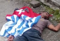 Seorang pria berinisial ODG tergeletak dengan bendera bintang kejora dan korek api pistol di Kebun Sirih, Mimika, Papua Tengah, Senin (1/12/2025). (Foto: Istimewa)