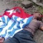 Seorang pria berinisial ODG tergeletak dengan bendera bintang kejora dan korek api pistol di Kebun Sirih, Mimika, Papua Tengah, Senin (1/12/2025). (Foto: Istimewa)