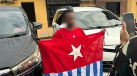 Pria berinisial A diamankan di Jalan Baru, Mimika Papua Tengah, Senin (1/12/2025). Ia dimintai keterangan terkait asal baju corak bintang kejora yang dikenakan. (Foto: Istimewa)
