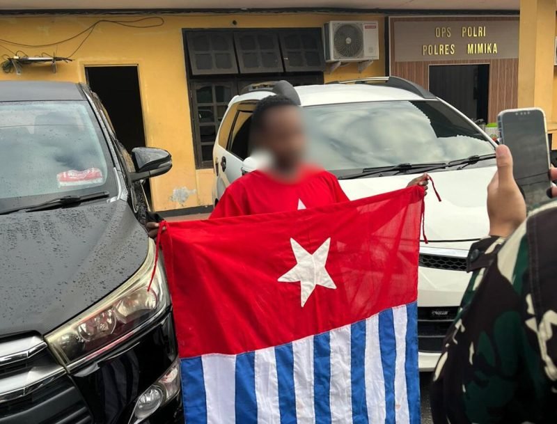 Pria berinisial A diamankan di Jalan Baru, Mimika Papua Tengah, Senin (1/12/2025). Ia dimintai keterangan terkait asal baju corak bintang kejora yang dikenakan. (Foto: Istimewa)