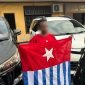 Pria berinisial A diamankan di Jalan Baru, Mimika Papua Tengah, Senin (1/12/2025). Ia dimintai keterangan terkait asal baju corak bintang kejora yang dikenakan. (Foto: Istimewa)