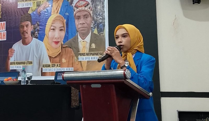 Ketua KOPRI PMII Cabang Mimika, Wisma Safitri Manuputty, membawakan sambutan dalam acara puncak hari lahir (Harlah) ke-58 KOPRI PMII di Hotel Horison Ultima, Jalan Hasanuddin, Timika, Papua Tengah, Minggu (30/11/2025). (Foto: Istimewa)