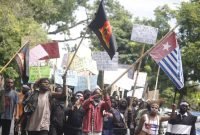 Aliansi Mahasiswa Papua (AMP) Bali bersama Front Rakyat Indonesia untuk West Papua (FRI-WP) menggelar aksi damai di depan Konsulat Amerika Serikat, Denpasar, Bali, Senin (1/12/2025). (Foto: Istimewa/AMP Bali)