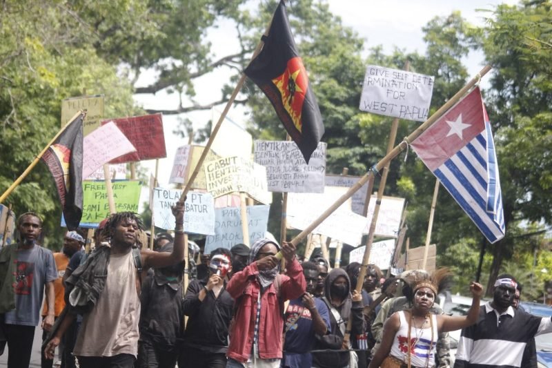 Aliansi Mahasiswa Papua (AMP) Bali bersama Front Rakyat Indonesia untuk West Papua (FRI-WP) menggelar aksi damai di depan Konsulat Amerika Serikat, Denpasar, Bali, Senin (1/12/2025). (Foto: Istimewa/AMP Bali)