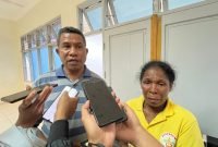 Wakil Kepala Suku Aru Kabupaten Mimika, Hariyanto Laelaen, dan istri korban, Surip Dorci Residay, saat diwawancarai di RSUD Mimika. (Foto: Galeri Papua/Endy Langobelen)