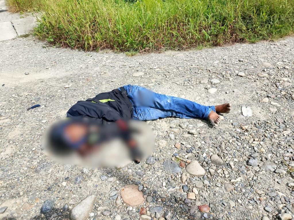 Jenazah korban pembacokan, Jesy Kaimudin, ditemukan di jalan belakang Keuskupan Timika, tembusan Jalan Poros SP2–Irigasi, Distrik Mimika Baru, Selasa (2/12/2025) siang sekitar pukul 13.00 WIT. (Foto: Istimewa)