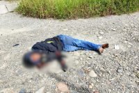 Jenazah korban pembacokan, Jesy Kaimudin, ditemukan di jalan belakang Keuskupan Timika, tembusan Jalan Poros SP2–Irigasi, Distrik Mimika Baru, Selasa (2/12/2025) siang sekitar pukul 13.00 WIT. (Foto: Istimewa)