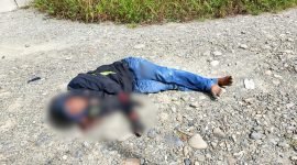 Jenazah korban pembacokan, Jesy Kaimudin, ditemukan di jalan belakang Keuskupan Timika, tembusan Jalan Poros SP2–Irigasi, Distrik Mimika Baru, Selasa (2/12/2025) siang sekitar pukul 13.00 WIT. (Foto: Istimewa)