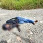 Jenazah korban pembacokan, Jesy Kaimudin, ditemukan di jalan belakang Keuskupan Timika, tembusan Jalan Poros SP2–Irigasi, Distrik Mimika Baru, Selasa (2/12/2025) siang sekitar pukul 13.00 WIT. (Foto: Istimewa)