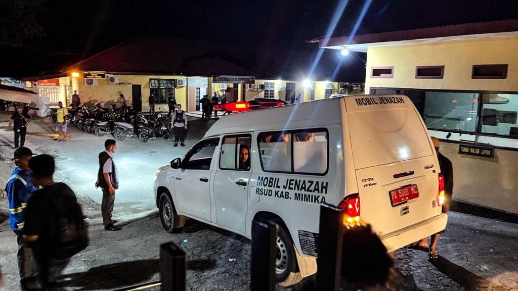 Keluarga korban membawa serta kedua jenazah ke Kantor Pelayan Polres Mimika untuk membuat laporan dan meminta pelaku segera ditangkap, Selasa (2/12/2025). (Foto: Galeri Papua/Endy Langobelen)