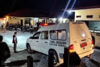 Keluarga korban membawa serta kedua jenazah ke Kantor Pelayan Polres Mimika untuk membuat laporan dan meminta pelaku segera ditangkap, Selasa (2/12/2025). (Foto: Galeri Papua/Endy Langobelen)