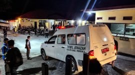 Keluarga korban membawa serta kedua jenazah ke Kantor Pelayan Polres Mimika untuk membuat laporan dan meminta pelaku segera ditangkap, Selasa (2/12/2025). (Foto: Galeri Papua/Endy Langobelen)