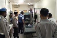 Kepolisian Sektor Kawasan Bandara Mozes Kilangin Timika melaksanakan razia saja, Kamis (4/12/2025). (Foto: Istimewa/Polsek Kawasan Bandara Mozes Kilangin Timika)